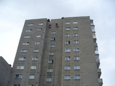 Uzupełnianie ubytków szczelin między prefabrykatami elewacyjnymi - budynek SM "Ruczaj -Zaborze" w Krakowie