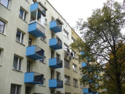 Malowanie elewacji budynku os.Kolorowe 8 w Krakowie