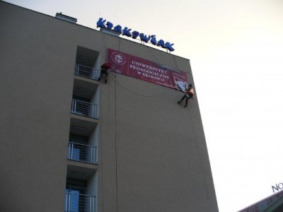 Montaż baneru reklamowego dla Uniwersytetu Pedagogicznego w Krakowie