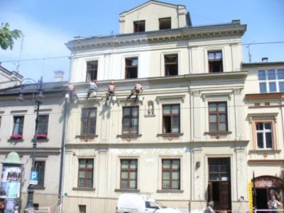 Malowanie elewacji budynku przy ul. Piłsudskiego 23 w Krakowie